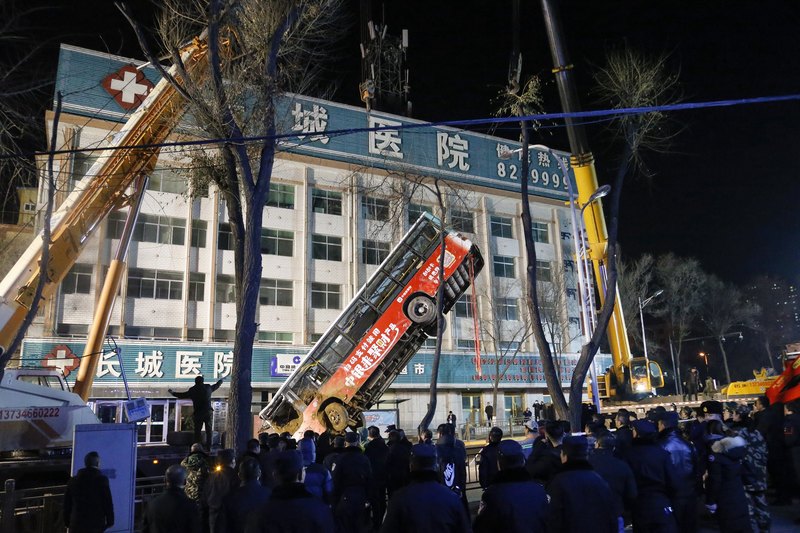 Огромная воронка поглотила автобусную остановку в Китае