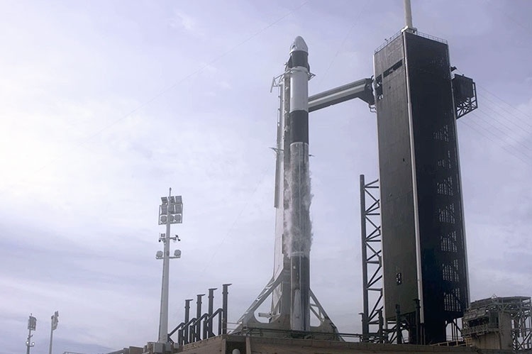 Видео: корабль SpaceX Crew Dragon приводнился в океане после моделирования аварийного запуска Видео: корабль SpaceX Crew Dragon приводнился в океане после моделирования аварийного запуска