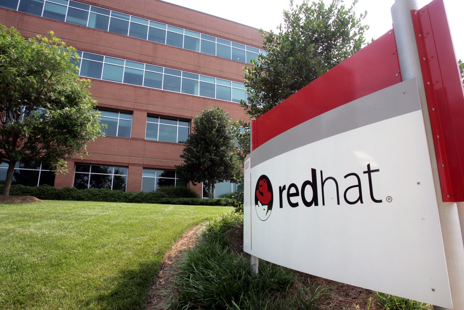 Red hat 8. Red hat компания. Red hat офис. Red hat Headquarters.