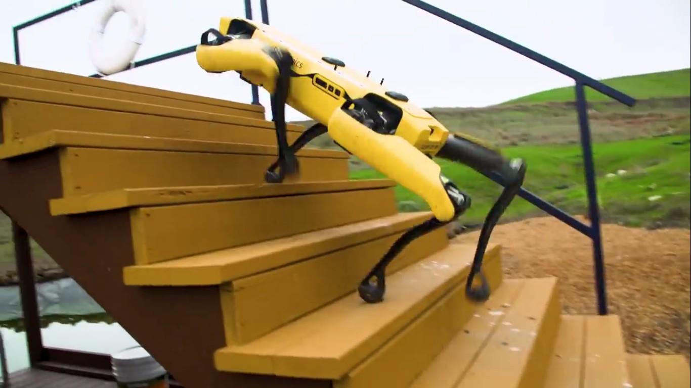 Адам Севидж начал годовое тестирование робота Boston Dynamics Spot на YouTube-канале Tested - 22