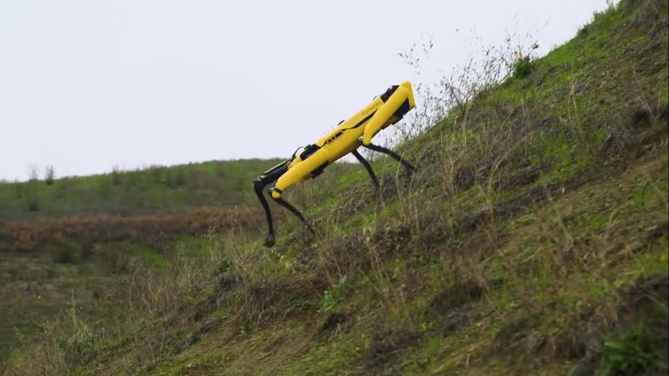 Адам Севидж начал годовое тестирование робота Boston Dynamics Spot на YouTube-канале Tested - 25