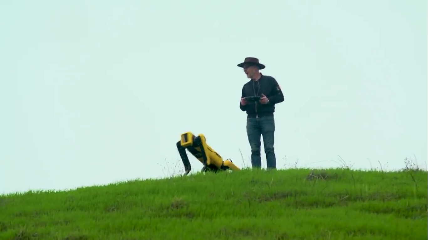Адам Севидж начал годовое тестирование робота Boston Dynamics Spot на YouTube-канале Tested - 27