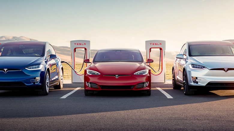 Электромобили Tesla ожидает &laquo;железное&raquo; обновление. Беспроводная зарядка для смартфонов включена