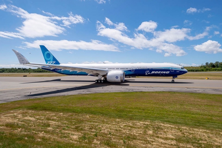 Самолёт Boeing 777X со складными крыльями совершил первый испытательный полёт