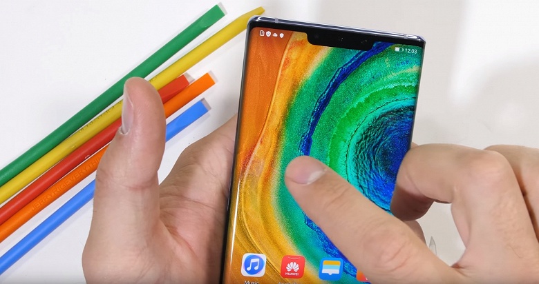 Несмотря на экран-водопад, смартфон Huawei Mate 30 Pro оказался очень прочным