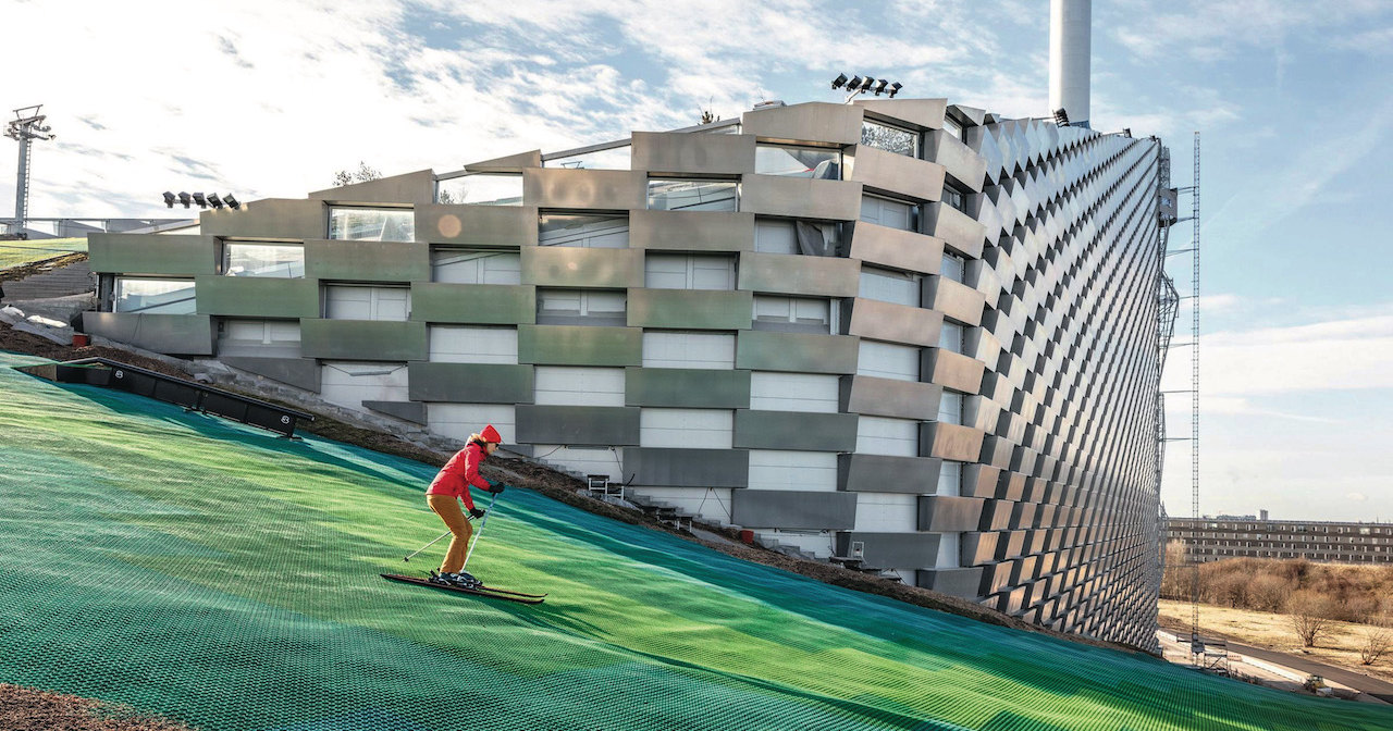 Горнолыжный курорт без снега на мусорной куче Горнолыжный курорт без снега на мусорной куче