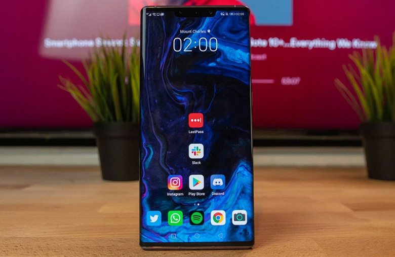 Включенный Huawei P40 Pro в руках пользователя