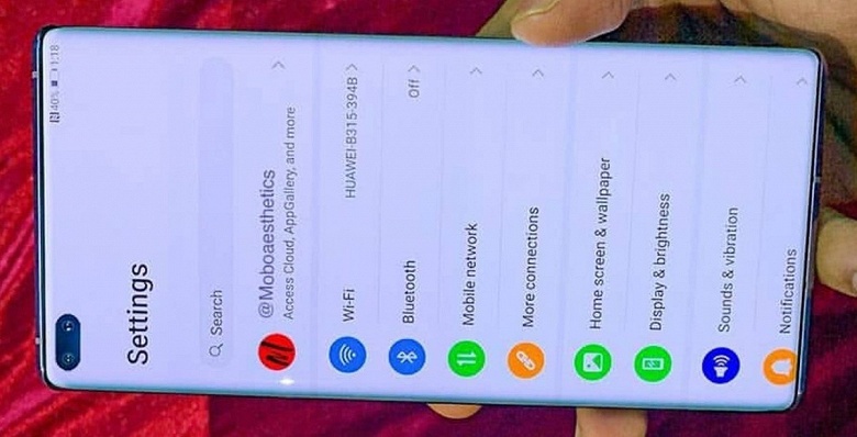 Включенный Huawei P40 Pro в руках пользователя - 1 Включенный Huawei P40 Pro в руках пользователя