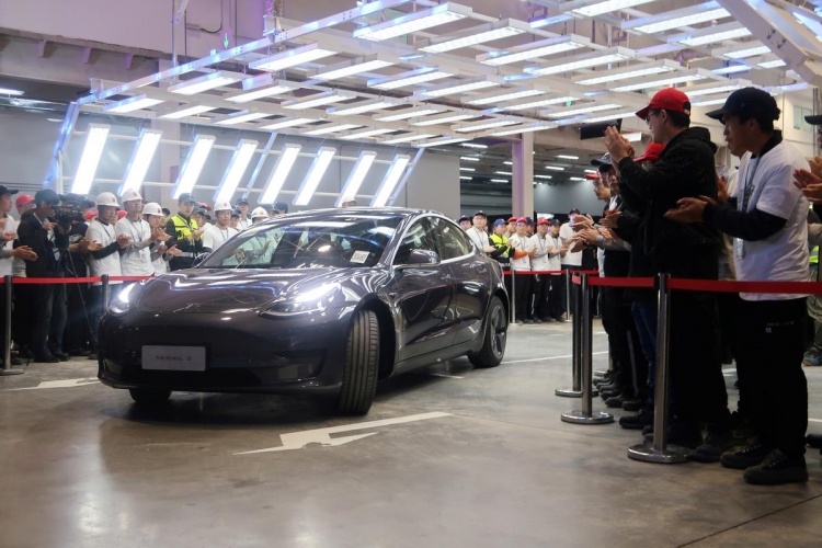 Коронавирус настиг Tesla: завод в Шанхае простаивает, акции качнулись вниз