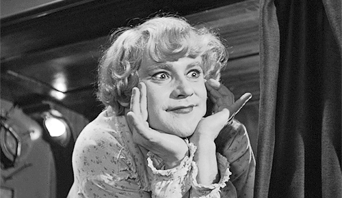 Когда смерть превращается в искусство: эпитафии известных людей с глубоким смыслом на английском - 7 image