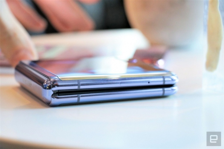 Впечатления журналистов от Galaxy Z Flip: маркий, дорогой, но гораздо лучше Fold или Razr