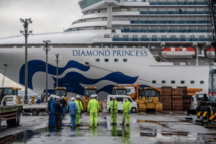 Пассажирам и экипажу круизного лайнера Diamond Princess выдали 2000 iPhone для связи с врачами