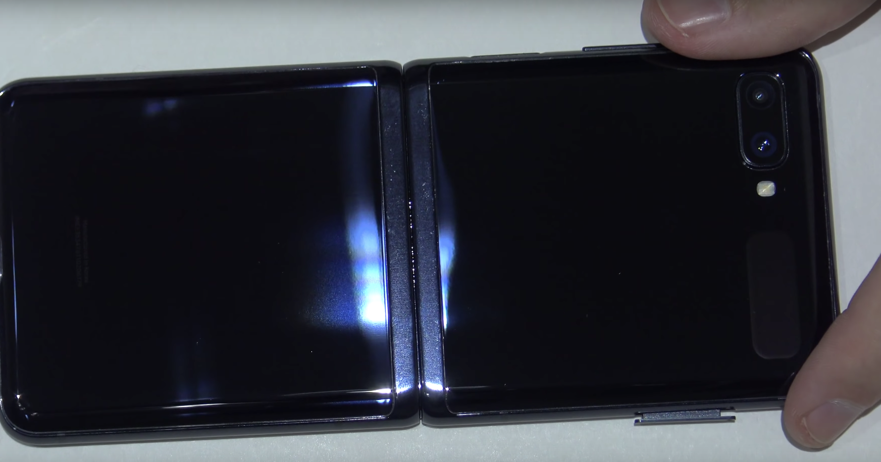 Специалисты разобрали новый гибкий Samsung: видео