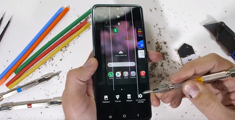 Samsung всё же не врала? Экран Galaxy Z Flip действительно прикрывает стекло, но оно под пластиком