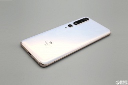 Xiaomi Mi 10 Pro в жемчужно-белом цвете впервые позирует в высоком разрешении 