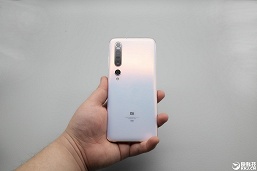 Xiaomi Mi 10 Pro в жемчужно-белом цвете впервые позирует в высоком разрешении 