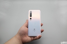Xiaomi Mi 10 Pro в жемчужно-белом цвете впервые позирует в высоком разрешении - 4 Xiaomi Mi 10 Pro в жемчужно-белом цвете впервые позирует в высоком разрешении