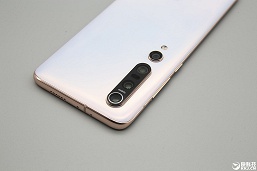 Xiaomi Mi 10 Pro в жемчужно-белом цвете впервые позирует в высоком разрешении - 8 Xiaomi Mi 10 Pro в жемчужно-белом цвете впервые позирует в высоком разрешении