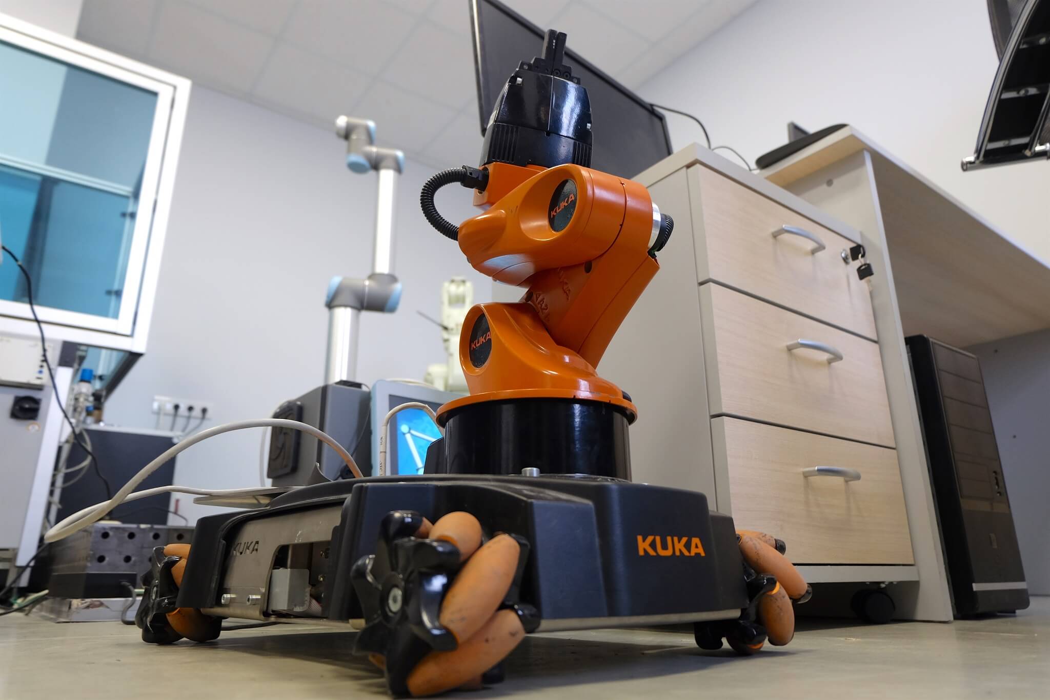 Итмо лабораторные. ИТМО лаборатории робототехники. Робот kuka YOUBOT. Мобильный робот с манипулятором. Роботизированная лаборатория.