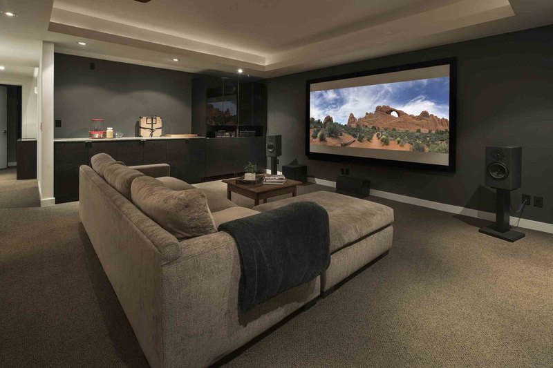 Вместо ТВ и кино: как выбрать проектор для дома