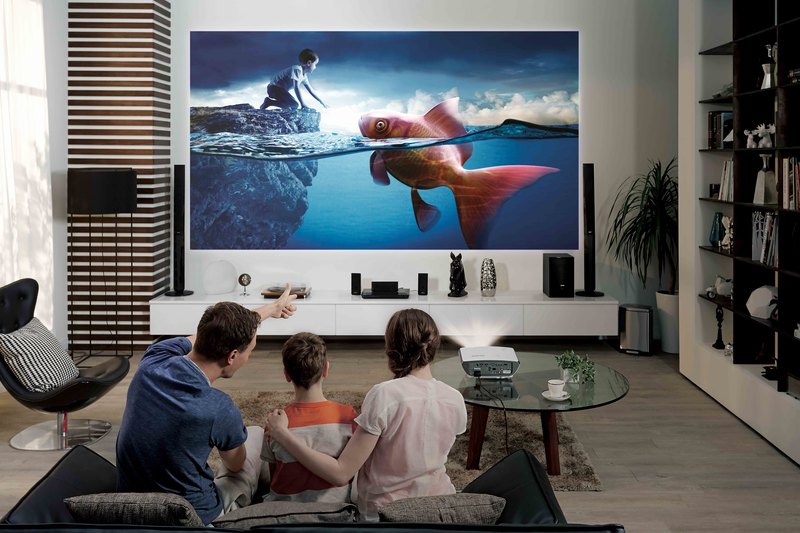 Вместо ТВ и кино: как выбрать проектор для дома