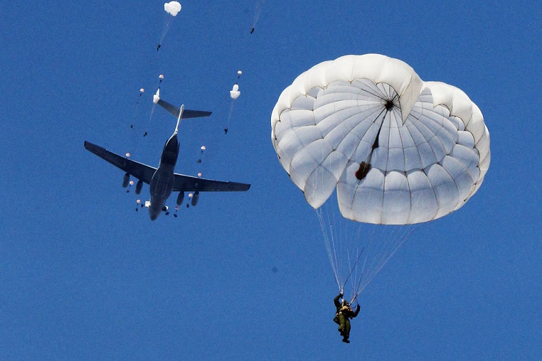 Российским десантникам выдают VR-шлемы для тренировки прыжков с парашютом - 1 Российским десантникам выдают VR-шлемы для тренировки прыжков с парашютом