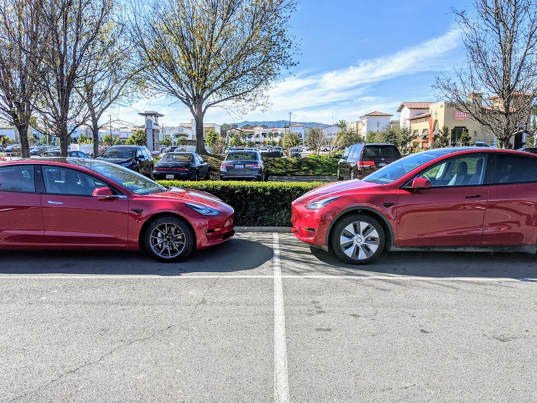 Найди 10 отличий. Tesla Model Y рядом с Model 3