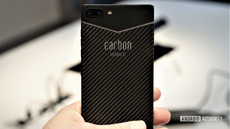 Carbon 1 Mark II &mdash; первый в мире смартфон из углепластика. Он весит всего 125 г