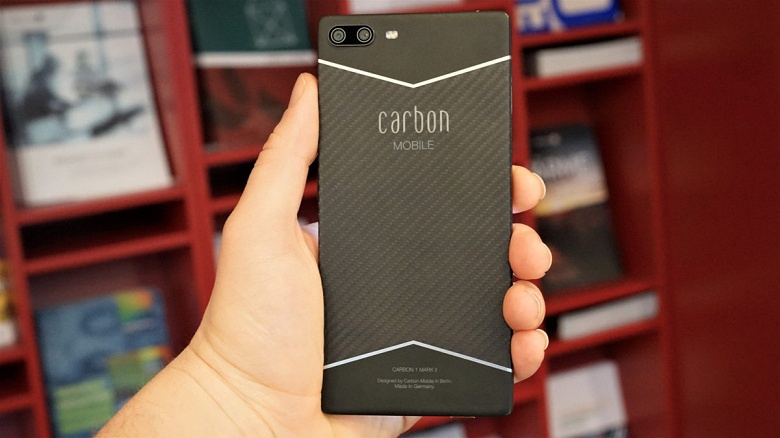 Carbon 1 Mark II — первый в мире смартфон из углепластика. Он весит всего 125 г