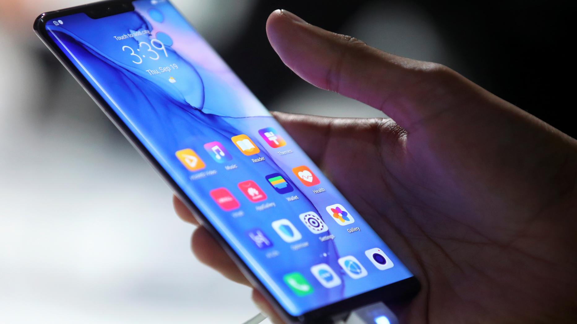 Huawei прогнозирует падение продаж смартфонов на фоне санкций США - 1 Huawei прогнозирует падение продаж смартфонов на фоне санкций США - 1