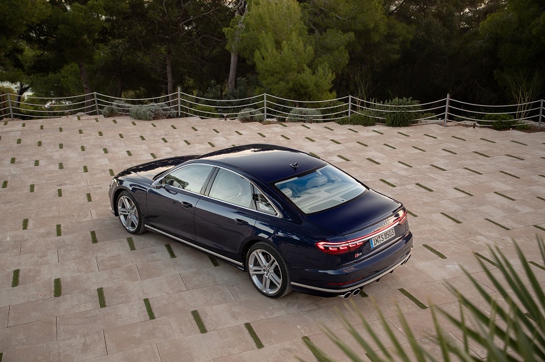 В России выходит спортивный седан Audi S8 - 4 В России выходит спортивный седан Audi S8