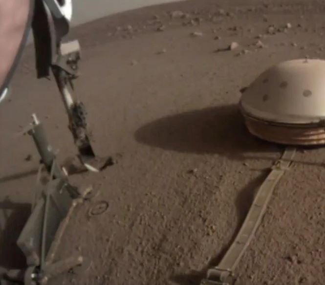 Работающий на Марсе аппарат InSight не бил себя лопатой, он просто помог «кроту»