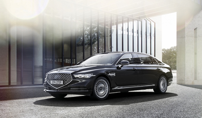 Genesis G90 2021 модельного года получил умные фары и систему автоматического торможения при движении задним ходом