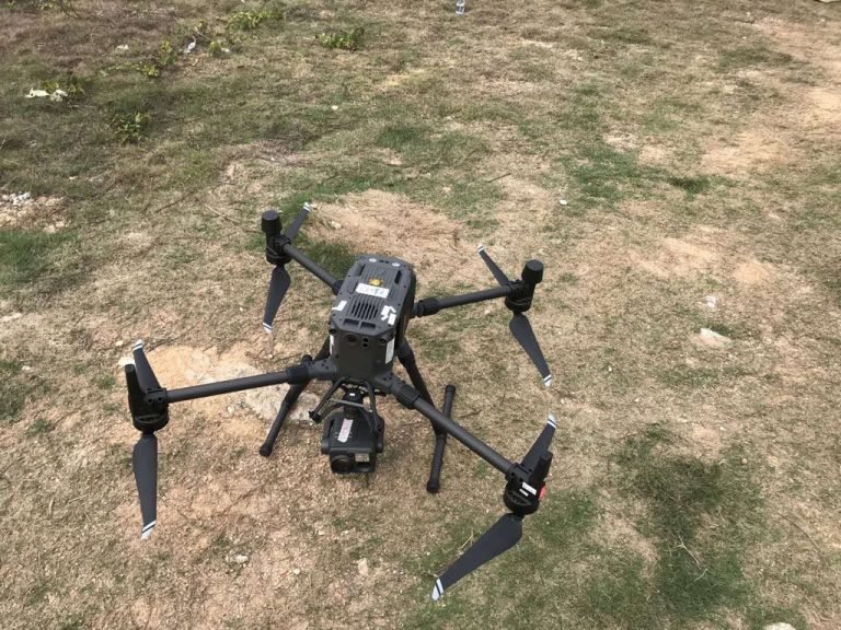 50 минут полета, камера FPV и передача сигнала на расстоянии 10 км. Это дрон DJI Matrice 300