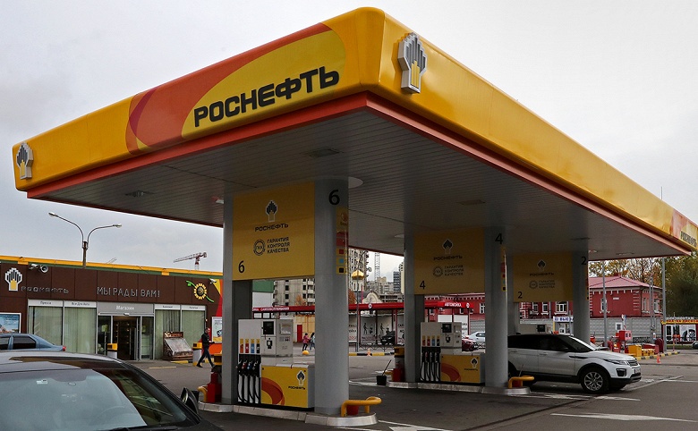 К бесконтактной оплате Яндекс.Заправок подключились 3 тысячи заправок &laquo;Роснефти&raquo;