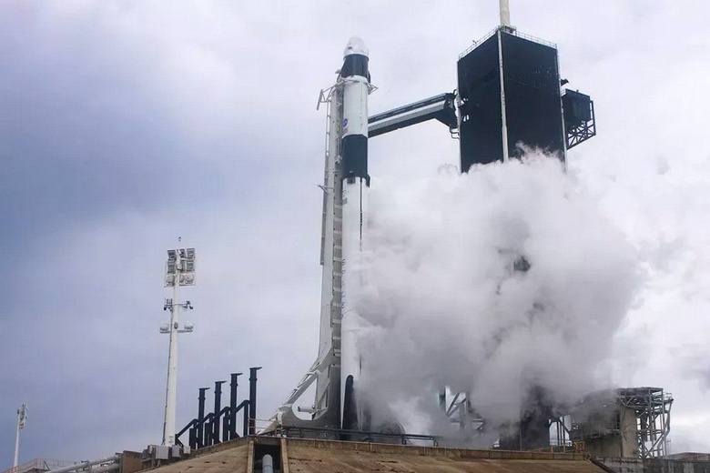 Исторический полёт космического корабля SpaceX Crew Dragon отменён за 17 минут до старта. Следующая попытка запланирована на 30 мая