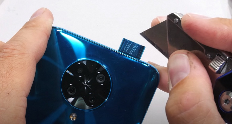 &laquo;Воскресшая&raquo; выезжающая камера и странные хрусты внутри. Poco F2 Pro прошёл испытания известного блогера