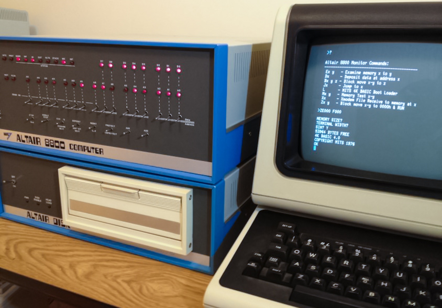 Универс 1 электронный. Altair 8800 компьютер. Компьютер Альтаир 8800 (Altair). Микрокомпьютеру «Альтаир 8800». Altair 8800 первый персональный компьютер.