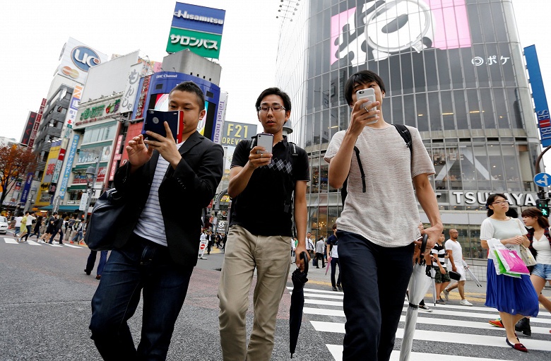 В Японии запретили гулять, уткнувшись в смартфон