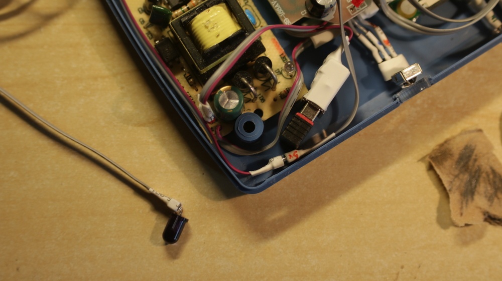 babooshka tv, как самодельный видео-показатор сместил «точку сборки» моих пожилых родителей - 13 IR диод может быть вынесен из корпуса и заклеплен возле датчика ТВ