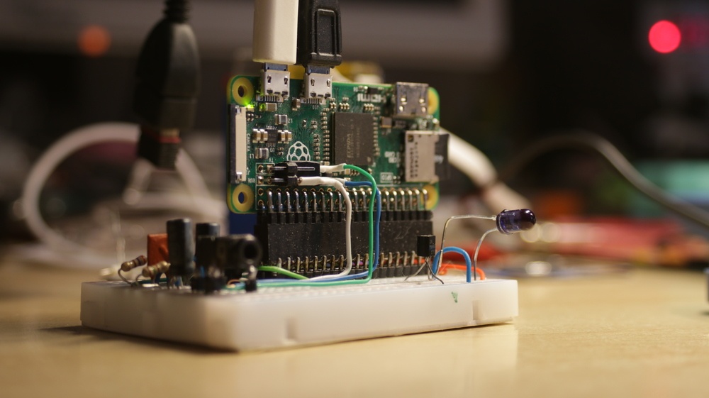 babooshka tv, как самодельный видео-показатор сместил «точку сборки» моих пожилых родителей - 2 сборочка на бредборде с IR приемником и передатчиком (зачем нужен передатчик -- расскажу ниже)