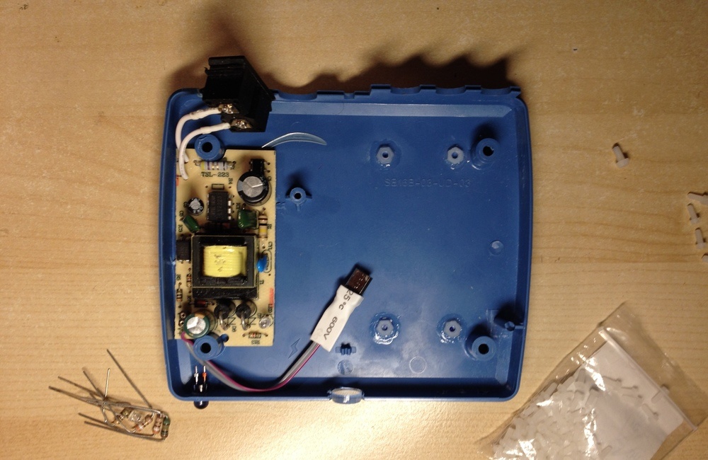 babooshka tv, как самодельный видео-показатор сместил «точку сборки» моих пожилых родителей - 6 Блок питания внутри импровизированного корпуса babooshka.tv. Не забудьте отпаять конденсатор перед выпиливанием боковой прорези.