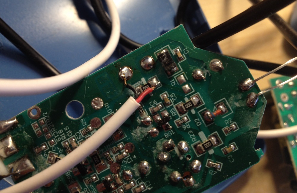 babooshka tv, как самодельный видео-показатор сместил «точку сборки» моих пожилых родителей - 7 Модулятор питается вот так. 5v. Резистор R1 нужно выпаять.