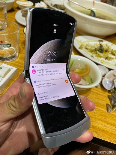 Motorola Razr 2 не будет так похож на культового предшественника. Появились первые фото аппарата