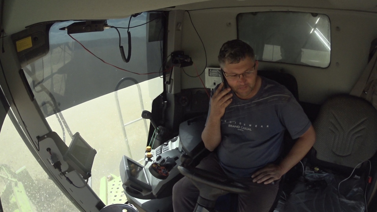 Наша огромная гордость: мирные советские роботы-комбайны убрали первый урожай в южных регионах - 6 image