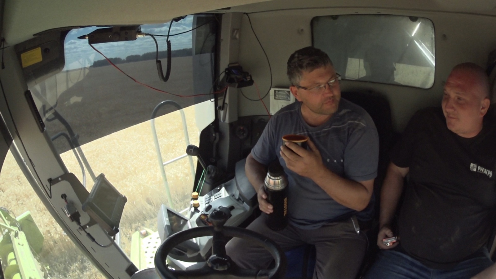 Наша огромная гордость: мирные советские роботы-комбайны убрали первый урожай в южных регионах - 7 image