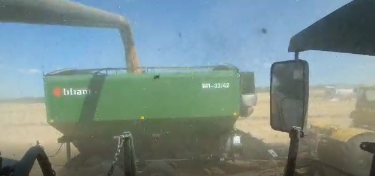 Наша огромная гордость: мирные советские роботы-комбайны убрали первый урожай в южных регионах - 8 image