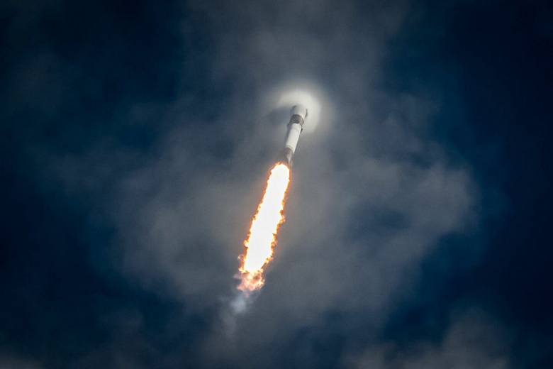 Так может только SpaceX. Компания запустила ракету Falcon 9 с первой ступенью, которая до этого использовалась уже пять раз - 1 Так может только SpaceX. Компания запустила ракету Falcon 9 с первой ступенью, которая до этого использовалась уже пять раз