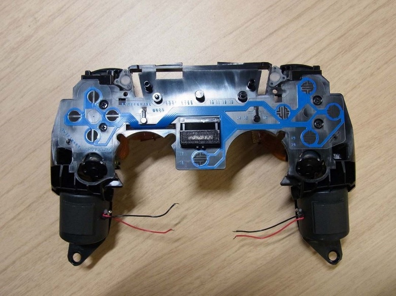 Разобранный контроллер DualSense для PlayStation 5 крупным планом