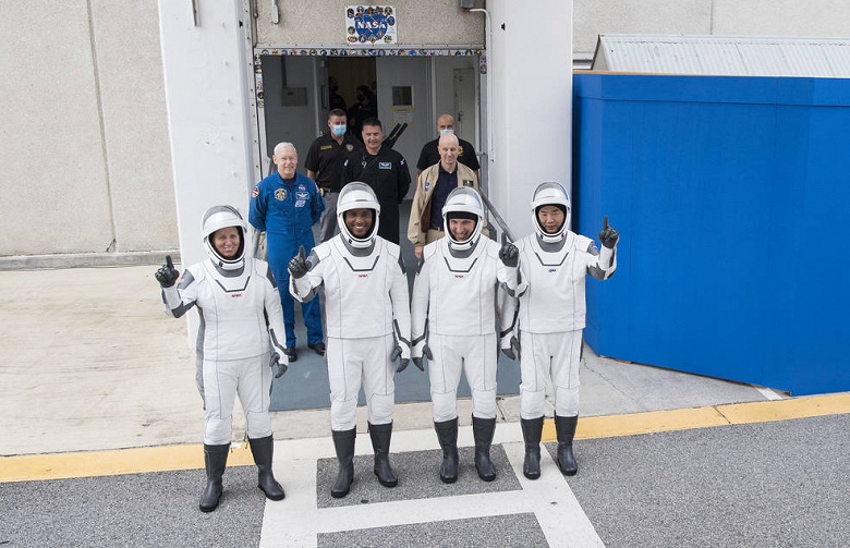 Полет американского коммерческого космического корабля SpaceX Crew-1 намечен на завтра